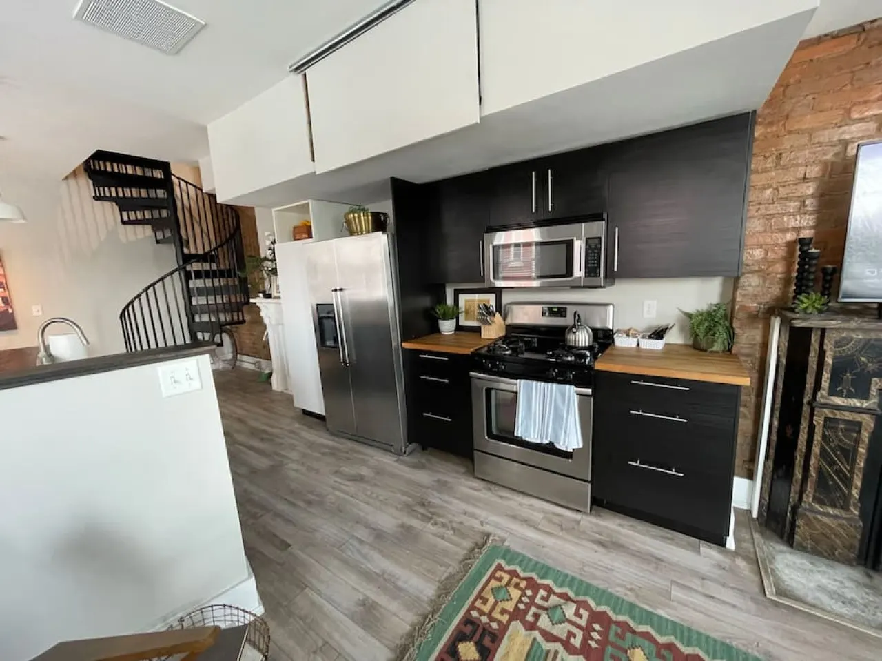 Beams of natural light in a walkable 2-bdrm condo 11
