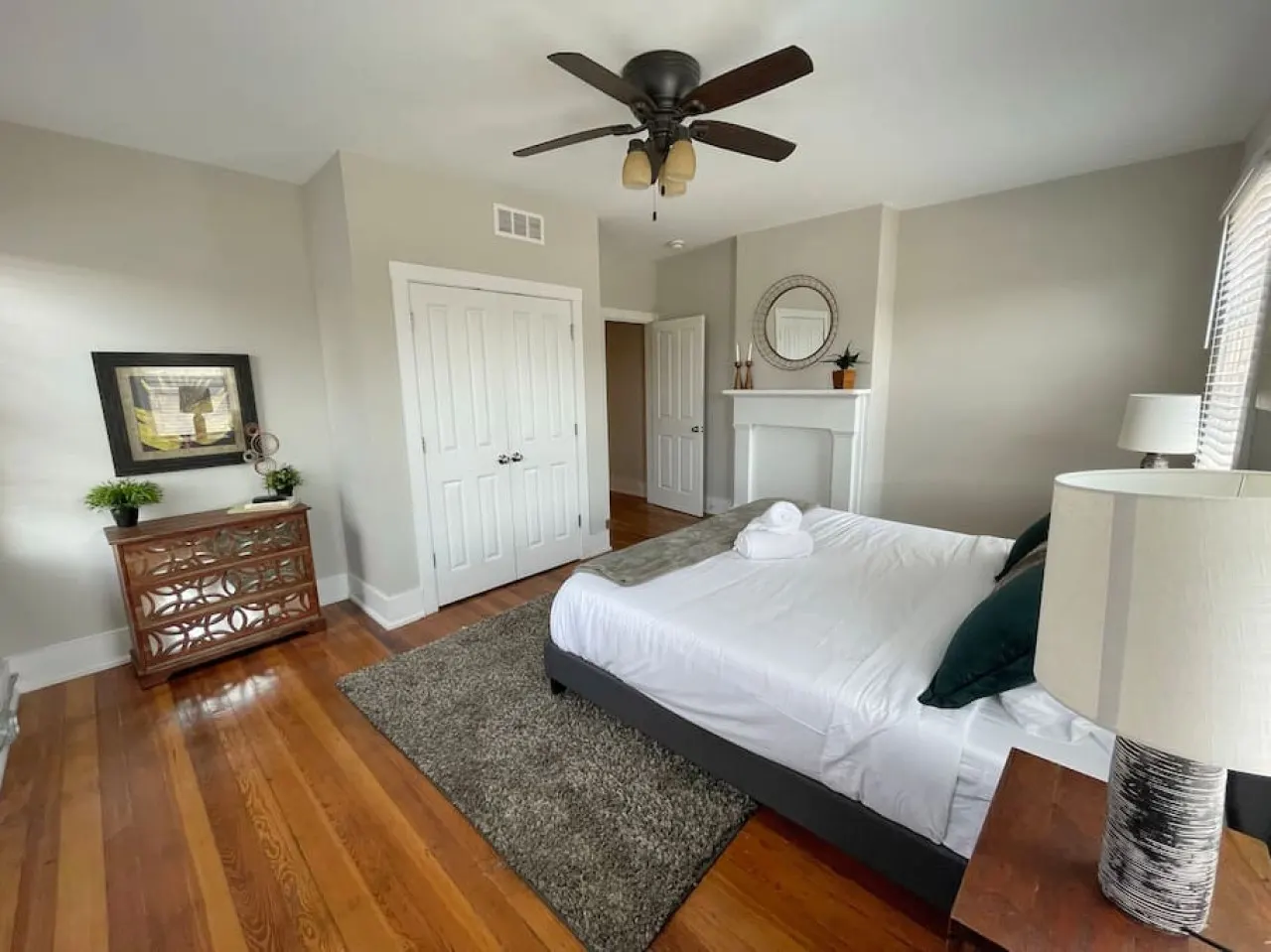 Beams of natural light in a walkable 2-bdrm condo 14