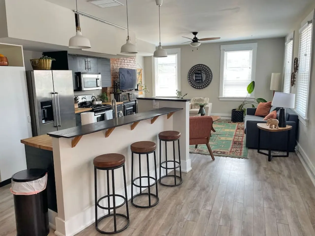 Beams of natural light in a walkable 2-bdrm condo 19