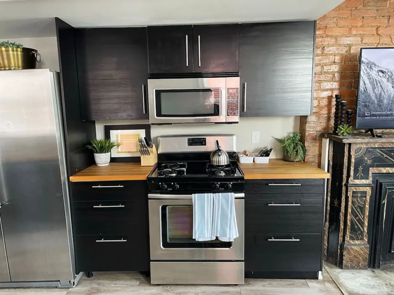 Beams of natural light in a walkable 2-bdrm condo 20