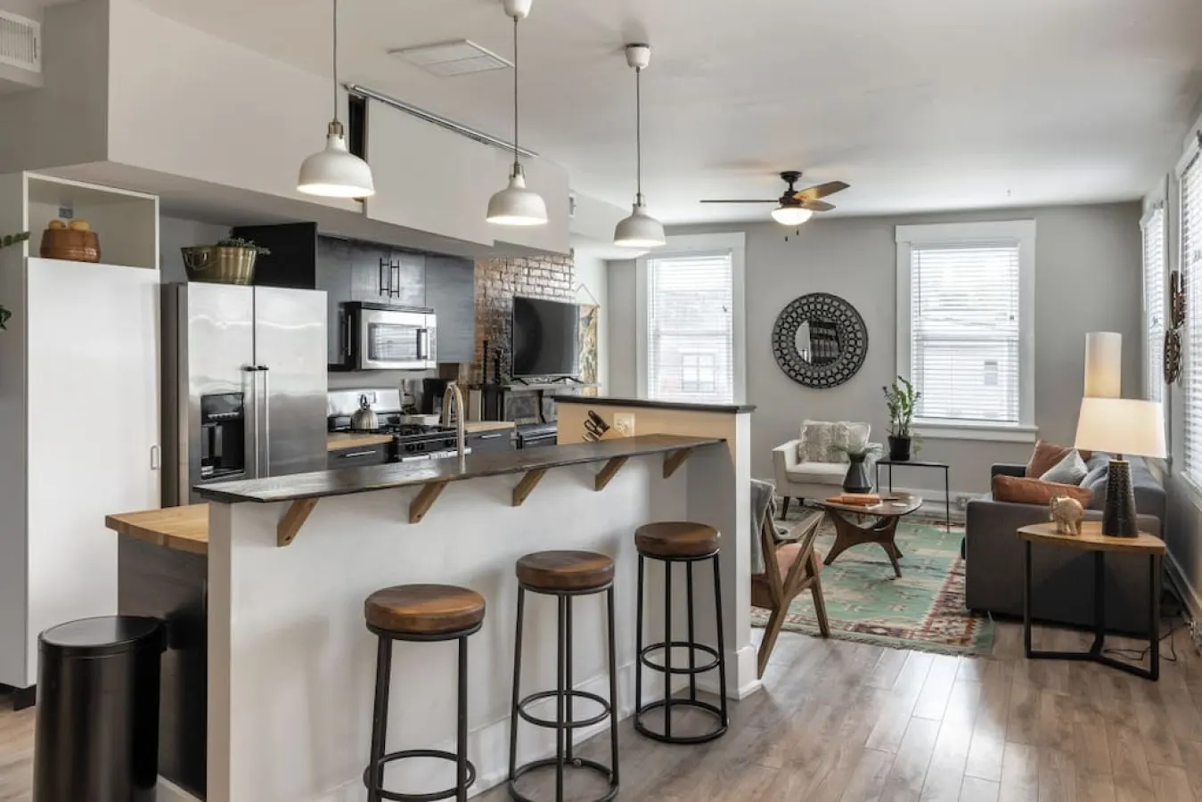 Beams of natural light in a walkable 2-bdrm condo — foto 3