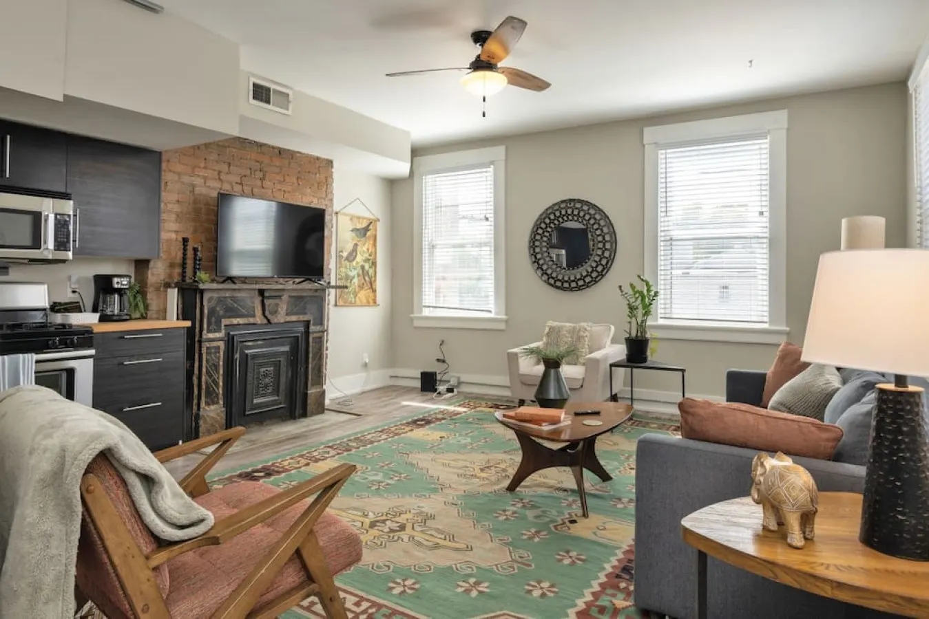 Beams of natural light in a walkable 2-bdrm condo — foto 5