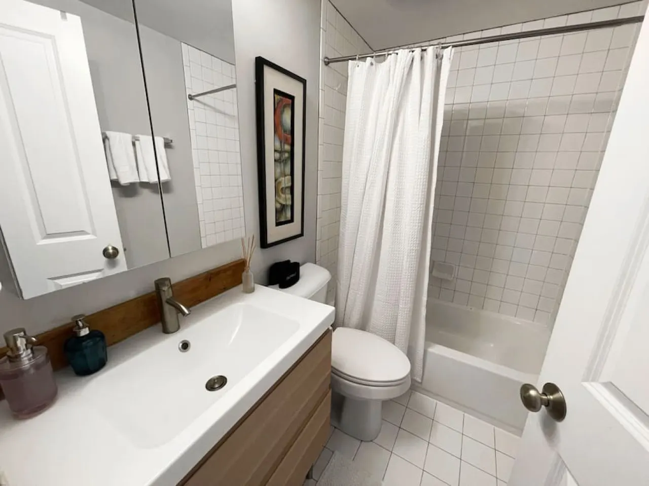 Beams of natural light in a walkable 2-bdrm condo 7