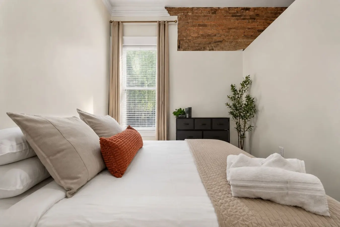 2BR / 2Ba Home + Stadiums near Downtown, OTR 18