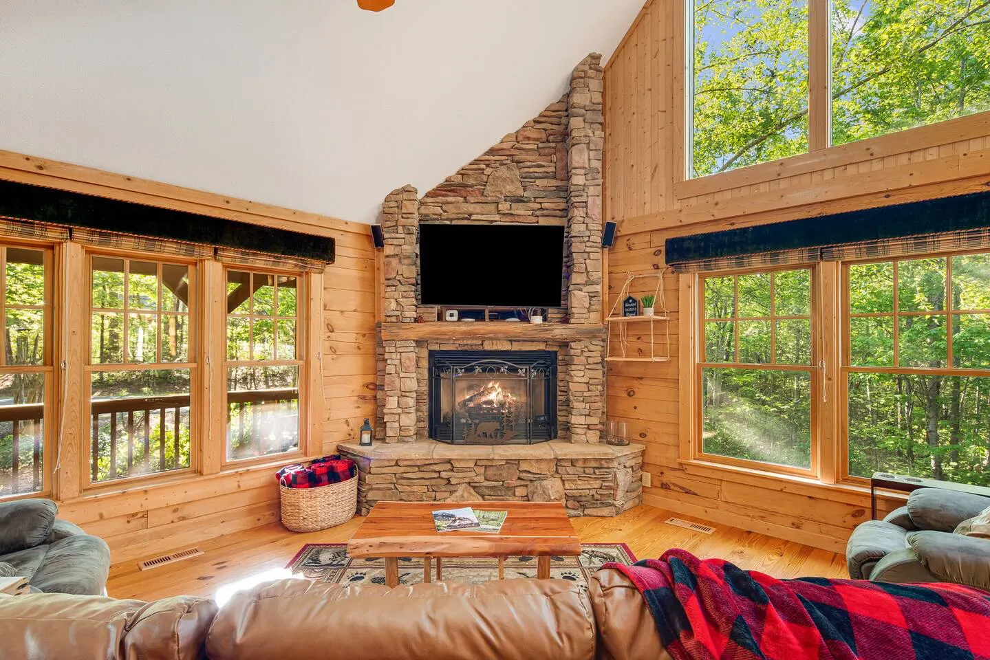 Rumbling Bald Lodge | Hot Tub & Resort Amenities — photo 5