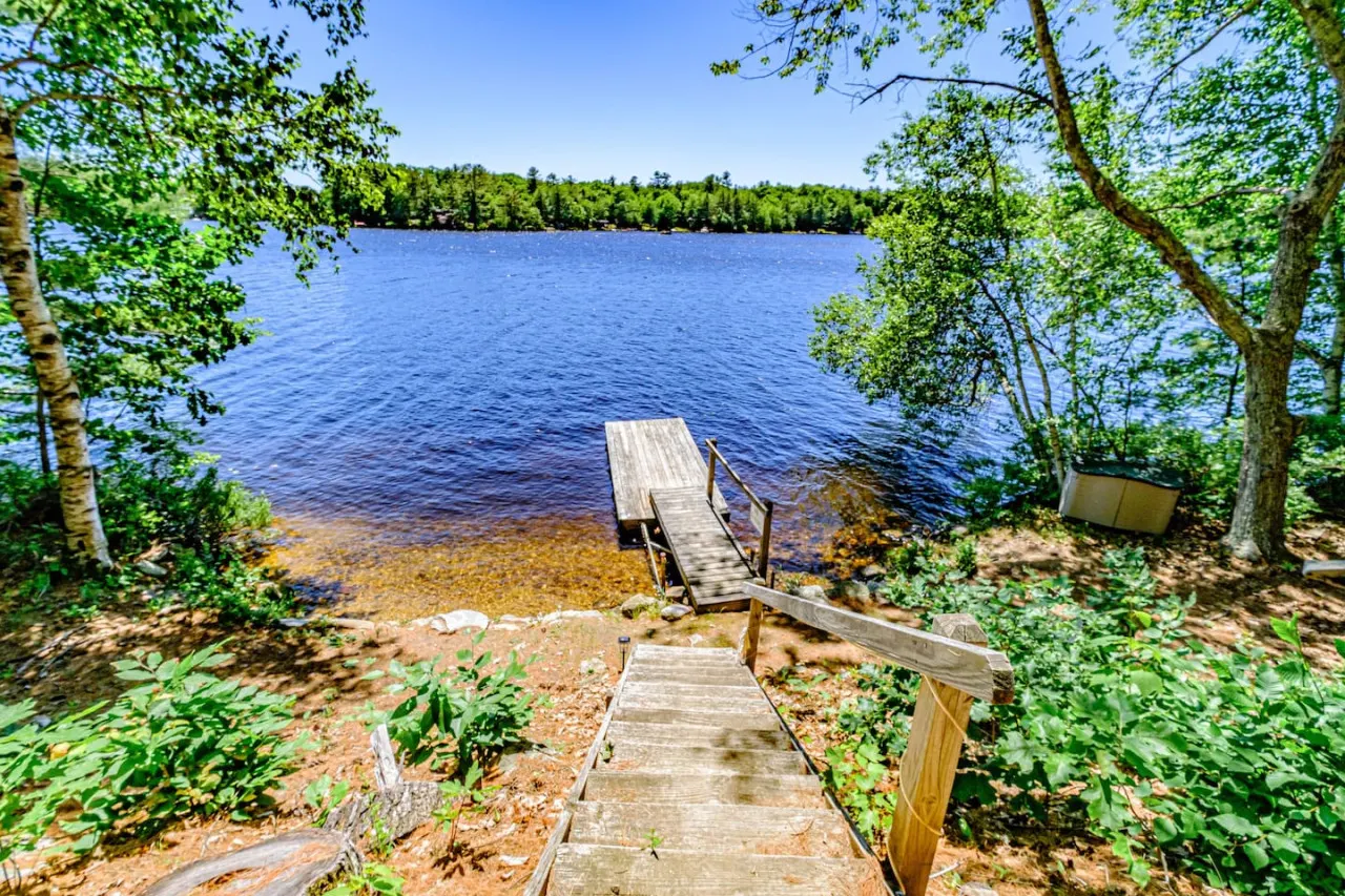 Camp Henry- Remodeled Lakefront on Little Sebago w dock+kayaks 7