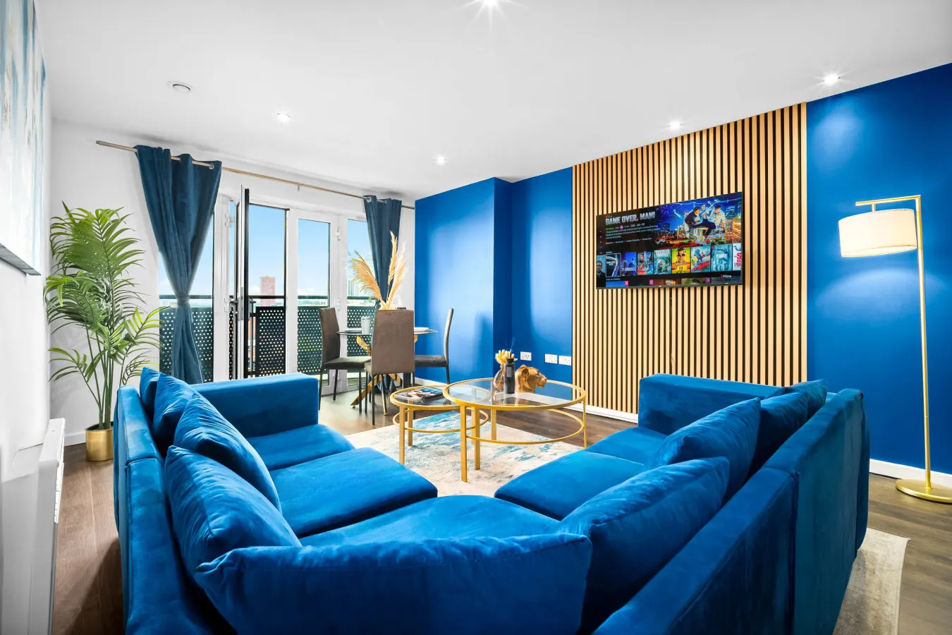 Luxe Two Bed Apartment - City Centre - Balcony & Parking