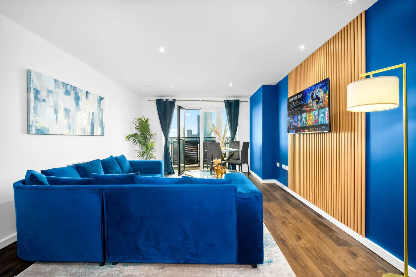 Luxe Two Bed Apartment - City Centre - Balcony & Parking 9