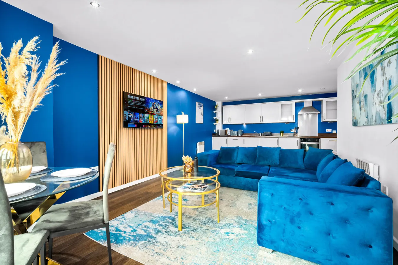 Luxe Two Bed Apartment - City Centre - Balcony & Parking 10