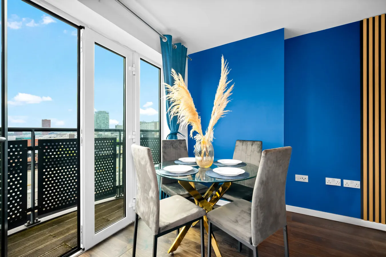 Luxe Two Bed Apartment - City Centre - Balcony & Parking — photo 4