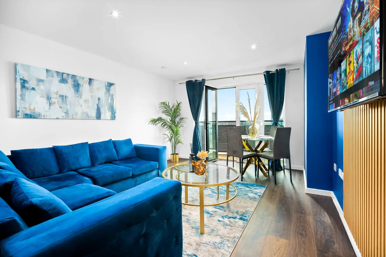 Luxe Two Bed Apartment - City Centre - Balcony & Parking 7