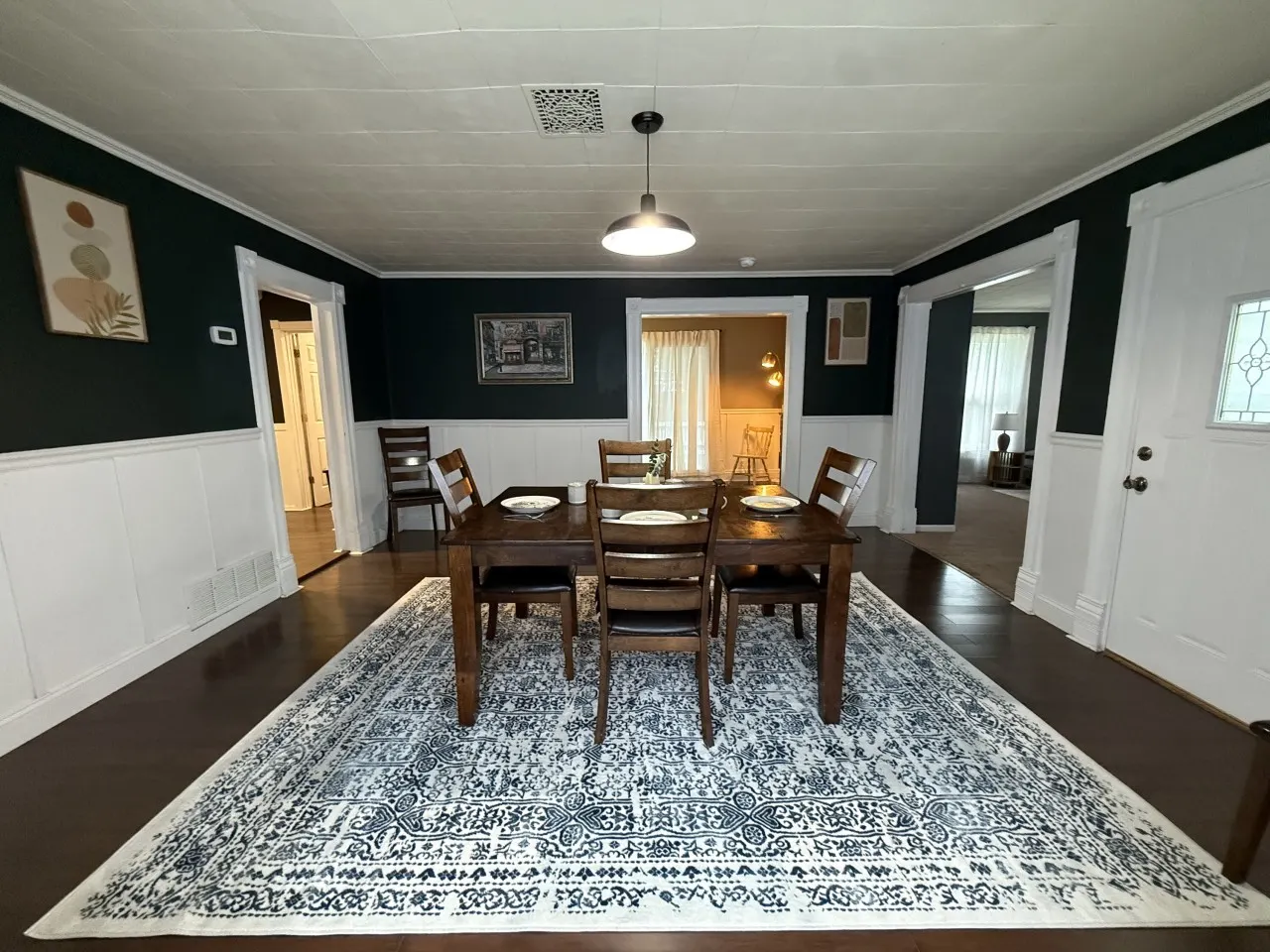 The Cedar House: A Charming 3-Bedroom Retreat