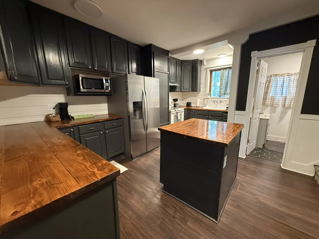 The Cedar House: A Charming 3-Bedroom Retreat — photo 4