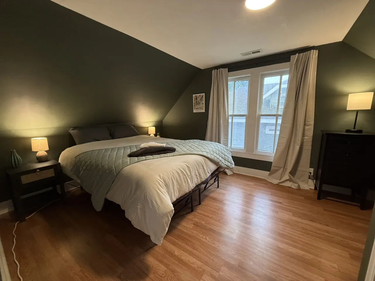 The Cedar House: A Charming 3-Bedroom Retreat — photo 5
