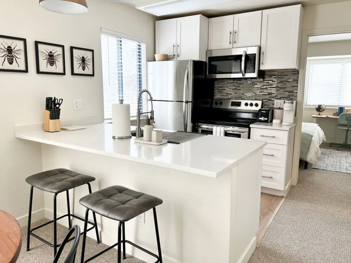 Bright & Airy apartment in DTC 11