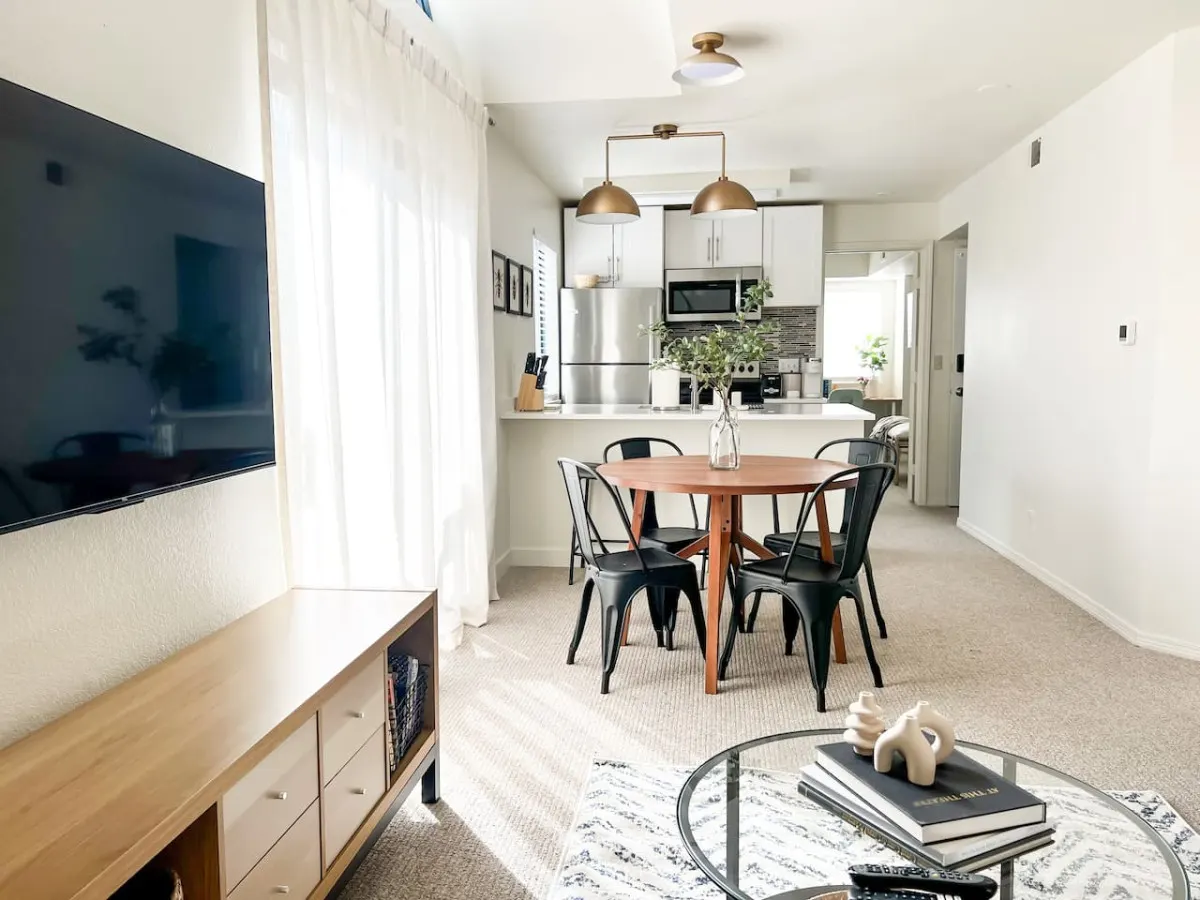 Bright & Airy apartment in DTC 13