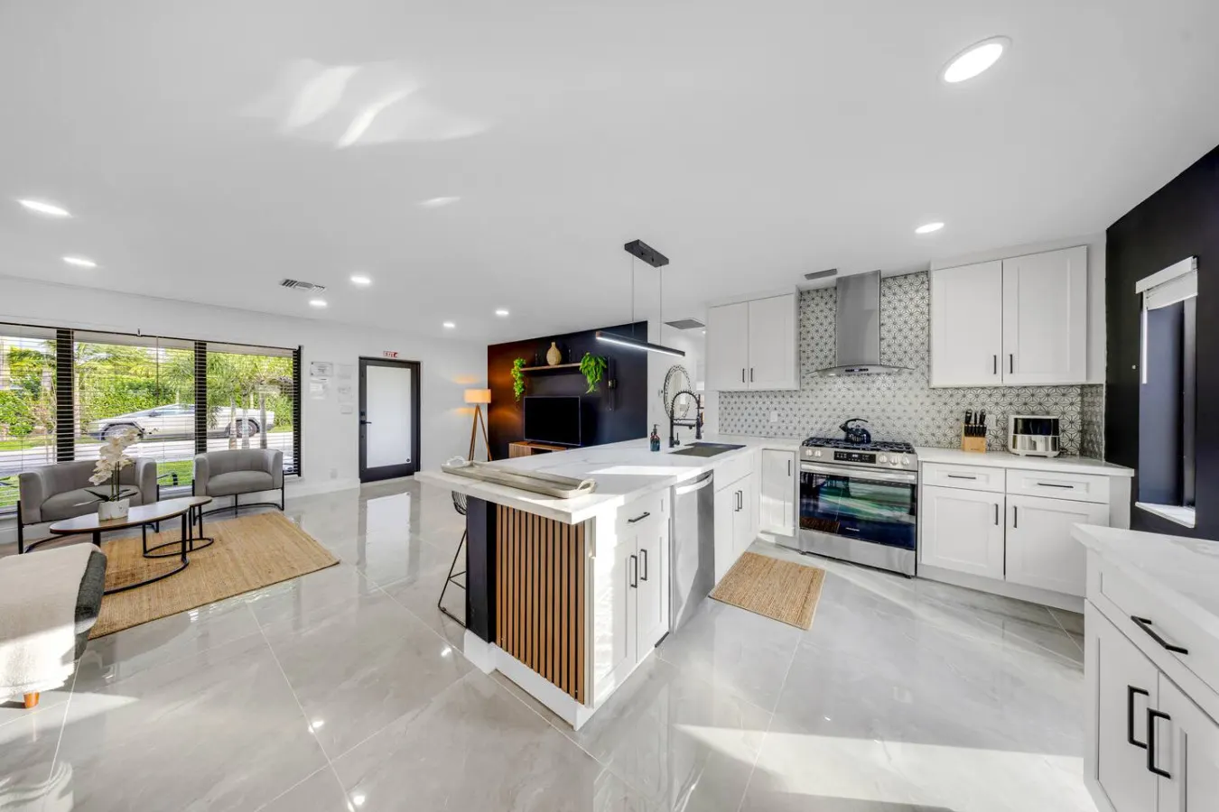 Wilton Manors Waterfront Villa w/ Gorgeous Pool 14