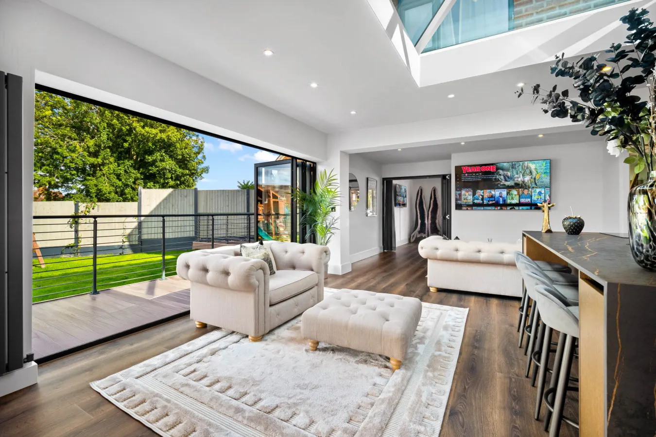Luxury 3 Bedroom House - Garden - Parking - Outdoor Playground