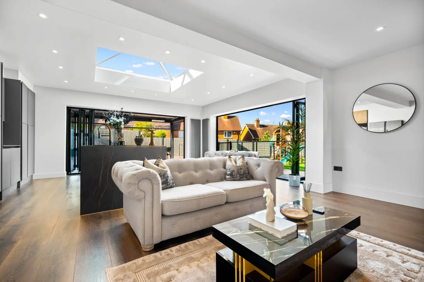 Luxury 3 Bedroom House - Garden - Parking - Outdoor Playground 12