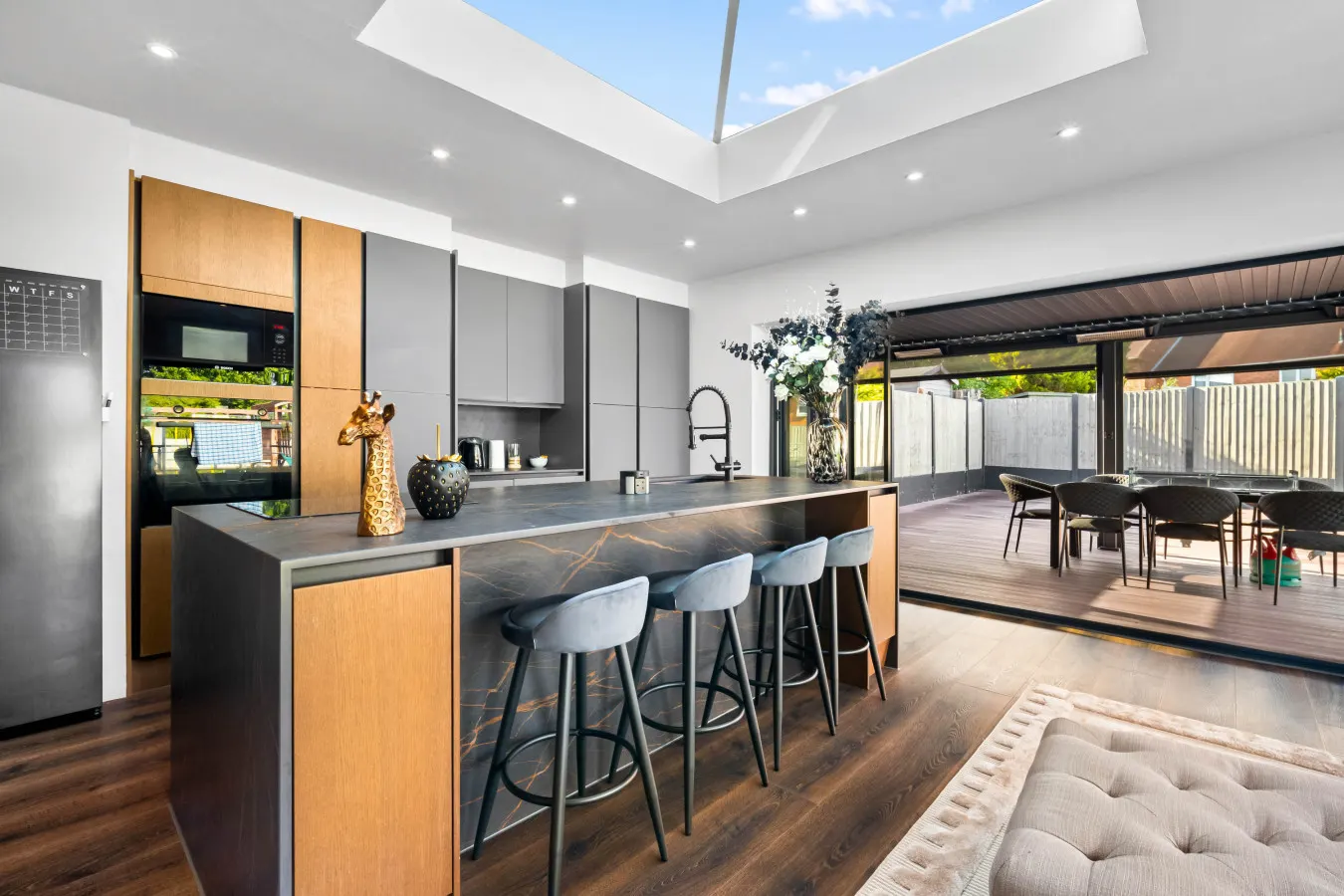 Luxury 3 Bedroom House - Garden - Parking - Outdoor Playground 19