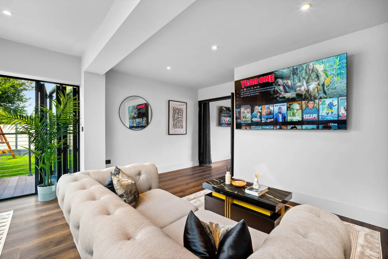 Luxury 3 Bedroom House - Garden - Parking - Outdoor Playground — photo 4