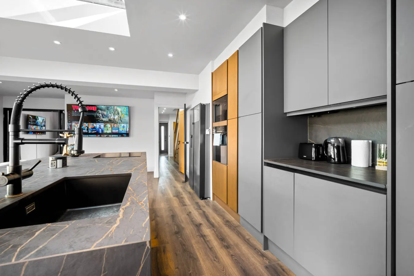 Luxury 3 Bedroom House - Garden - Parking - Outdoor Playground — photo 5