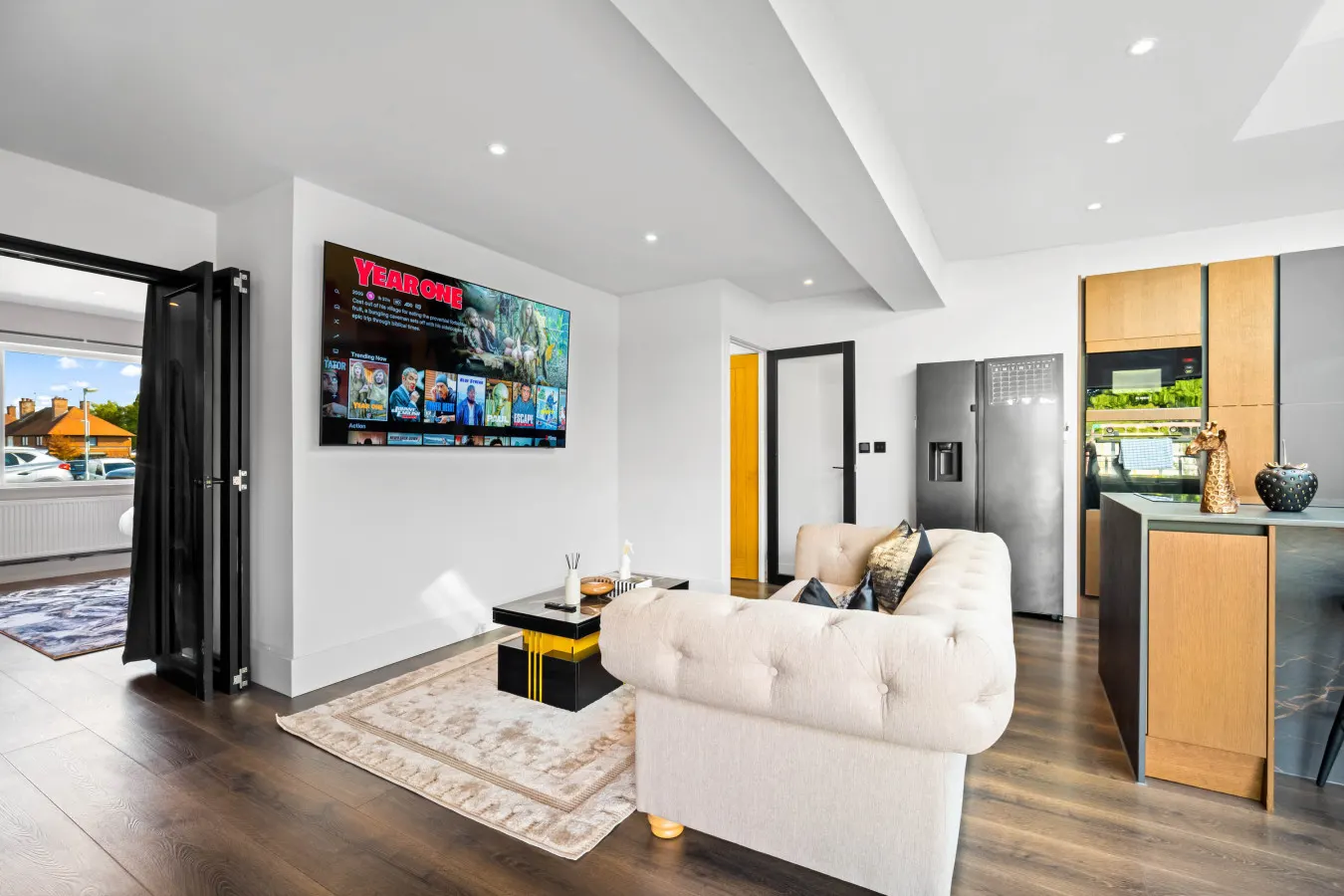 Luxury 3 Bedroom House - Garden - Parking - Outdoor Playground 8