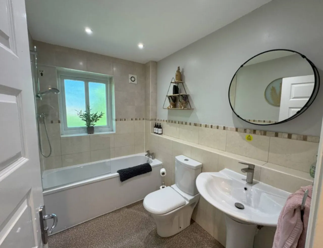 Chic 5BR Townhouse - Fishponds View FREE Parking — photo 4