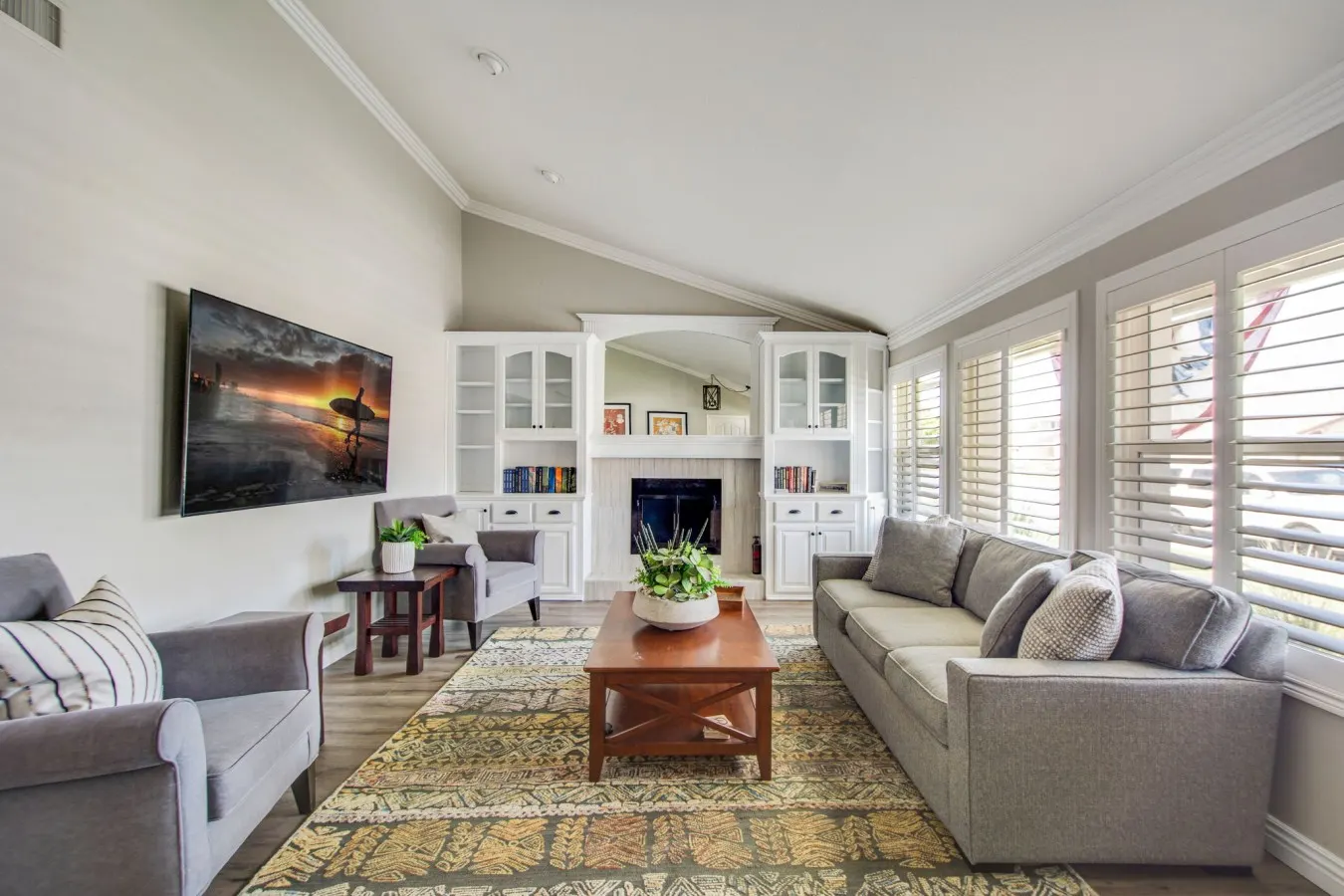 HB Regal Gem - Minutes To Beach, Spa, Patio — photo 2