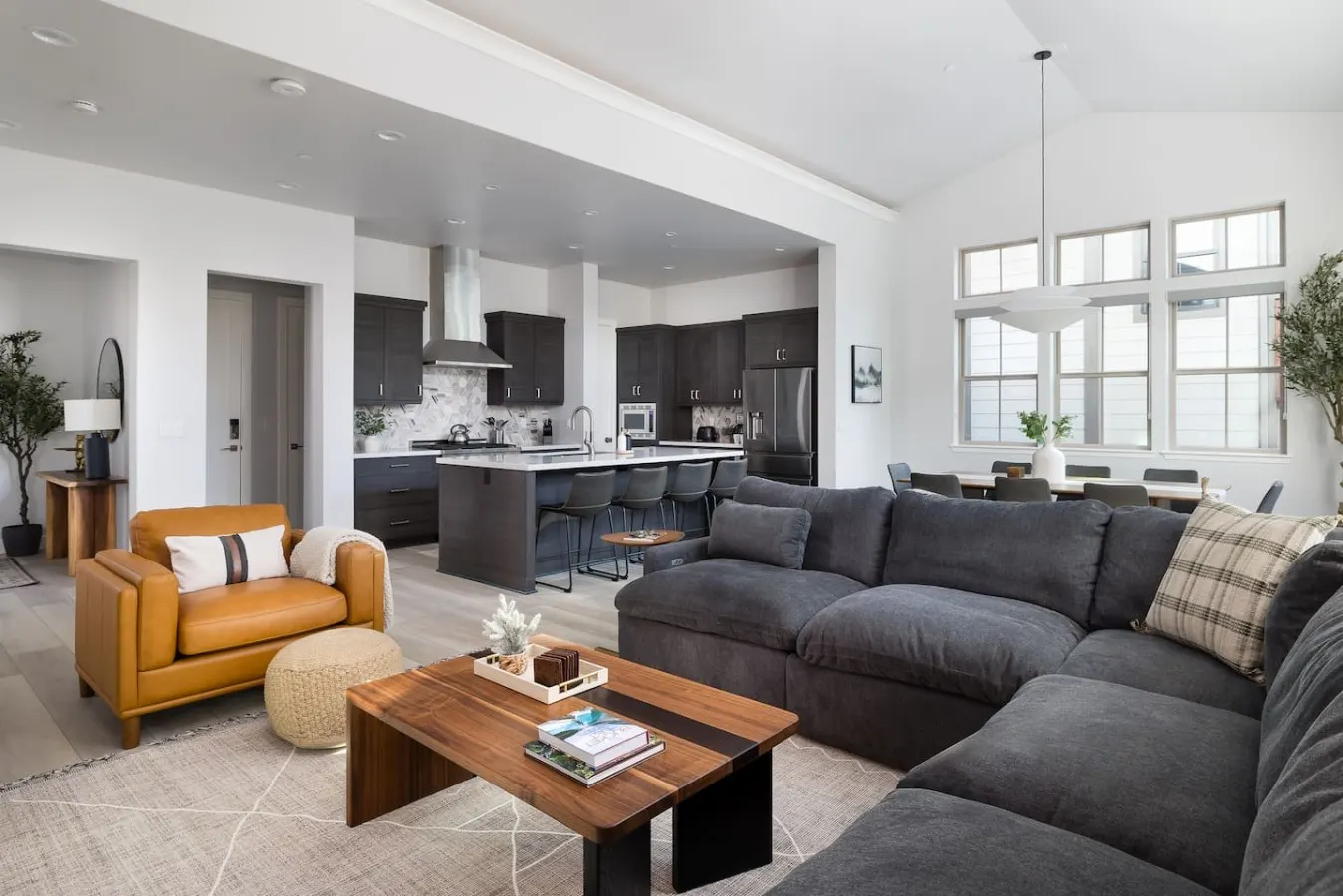 Modern Luxury, Hot Tub, Close to Trails & Village 9