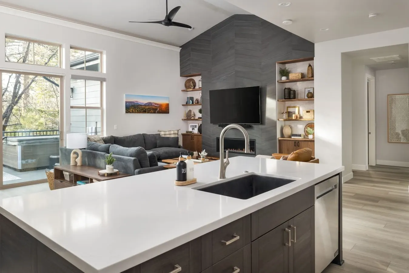 Modern Luxury, Hot Tub, Close to Trails & Village 18
