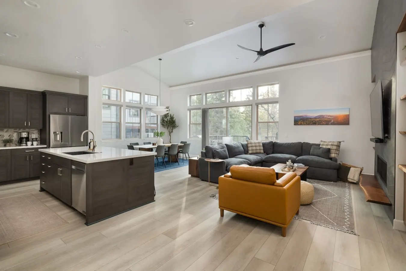 Modern Luxury, Hot Tub, Close to Trails & Village 19