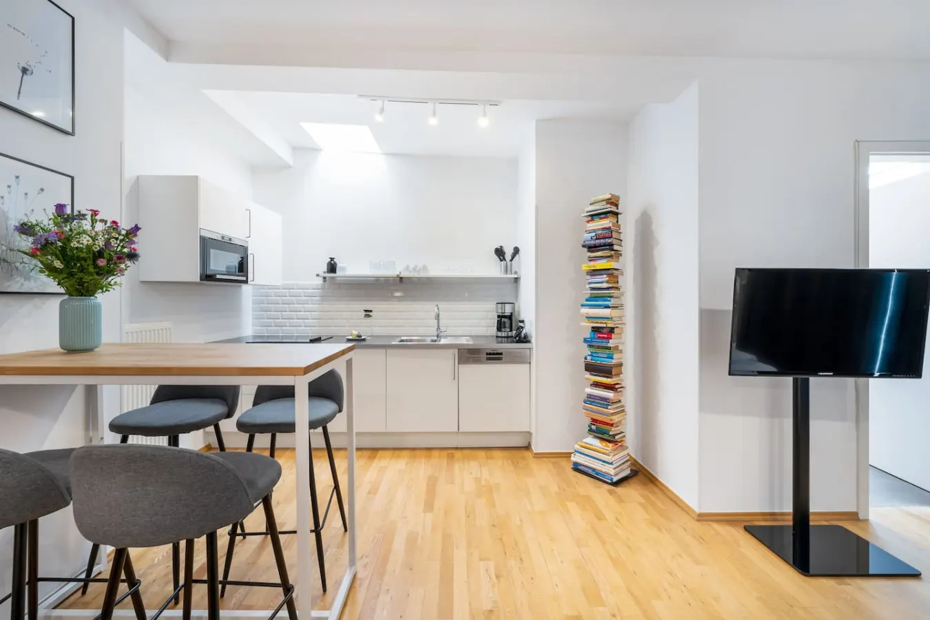 Penthouse Designer Studio with Balcony 8