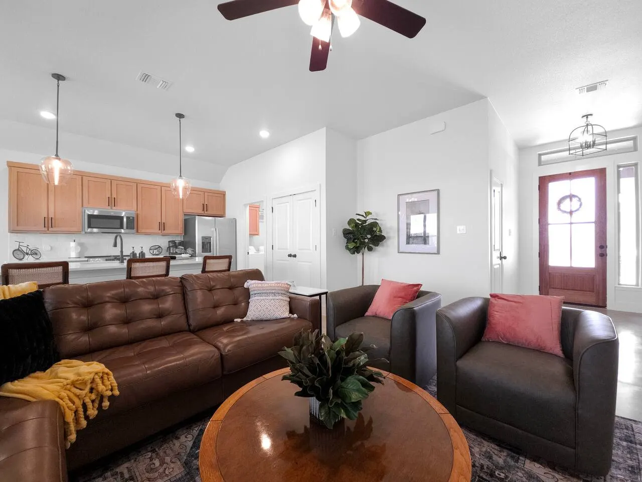 Zeta House - NEW home with garage parking — photo 3