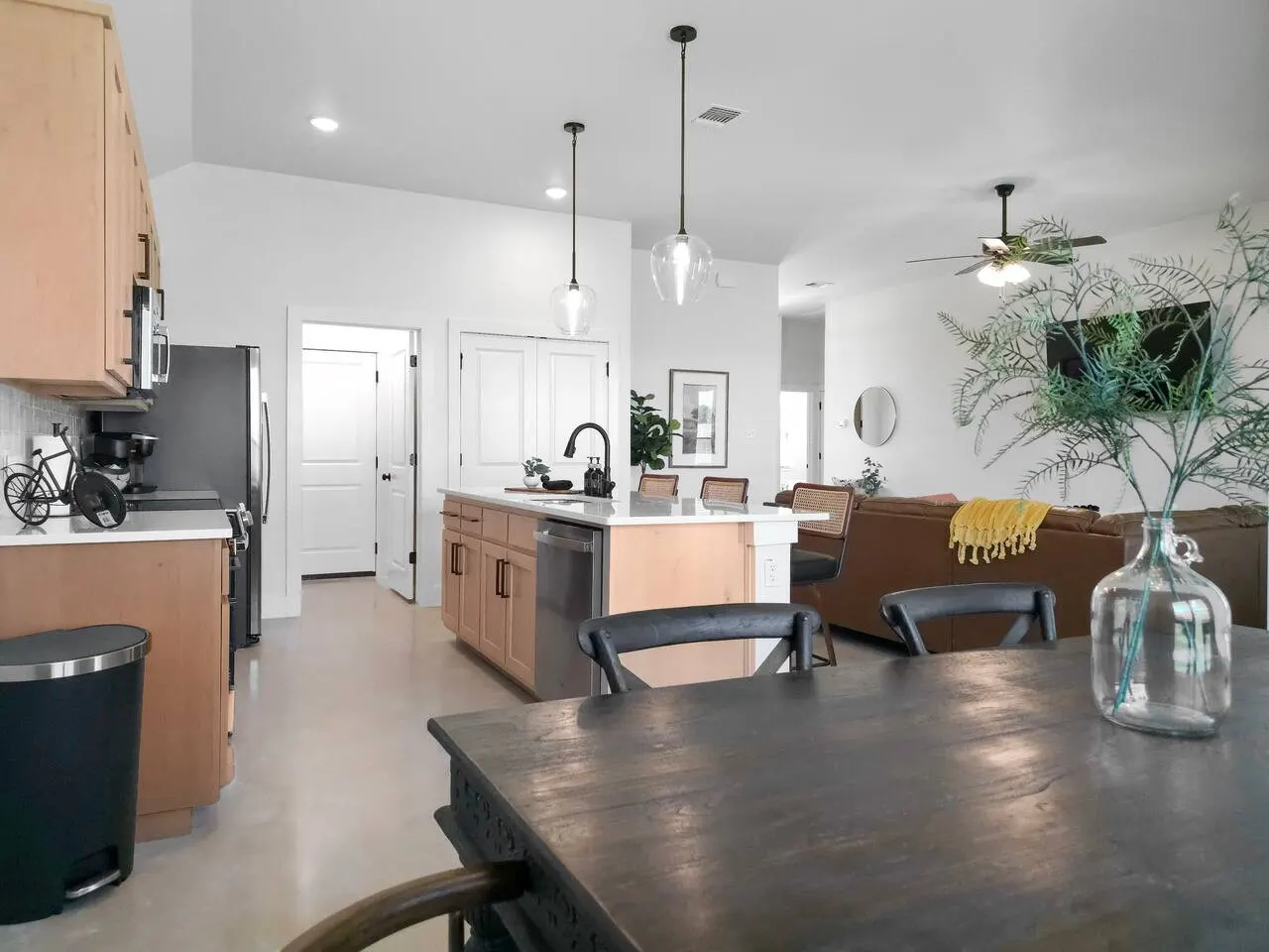 Zeta House - NEW home with garage parking — photo 5