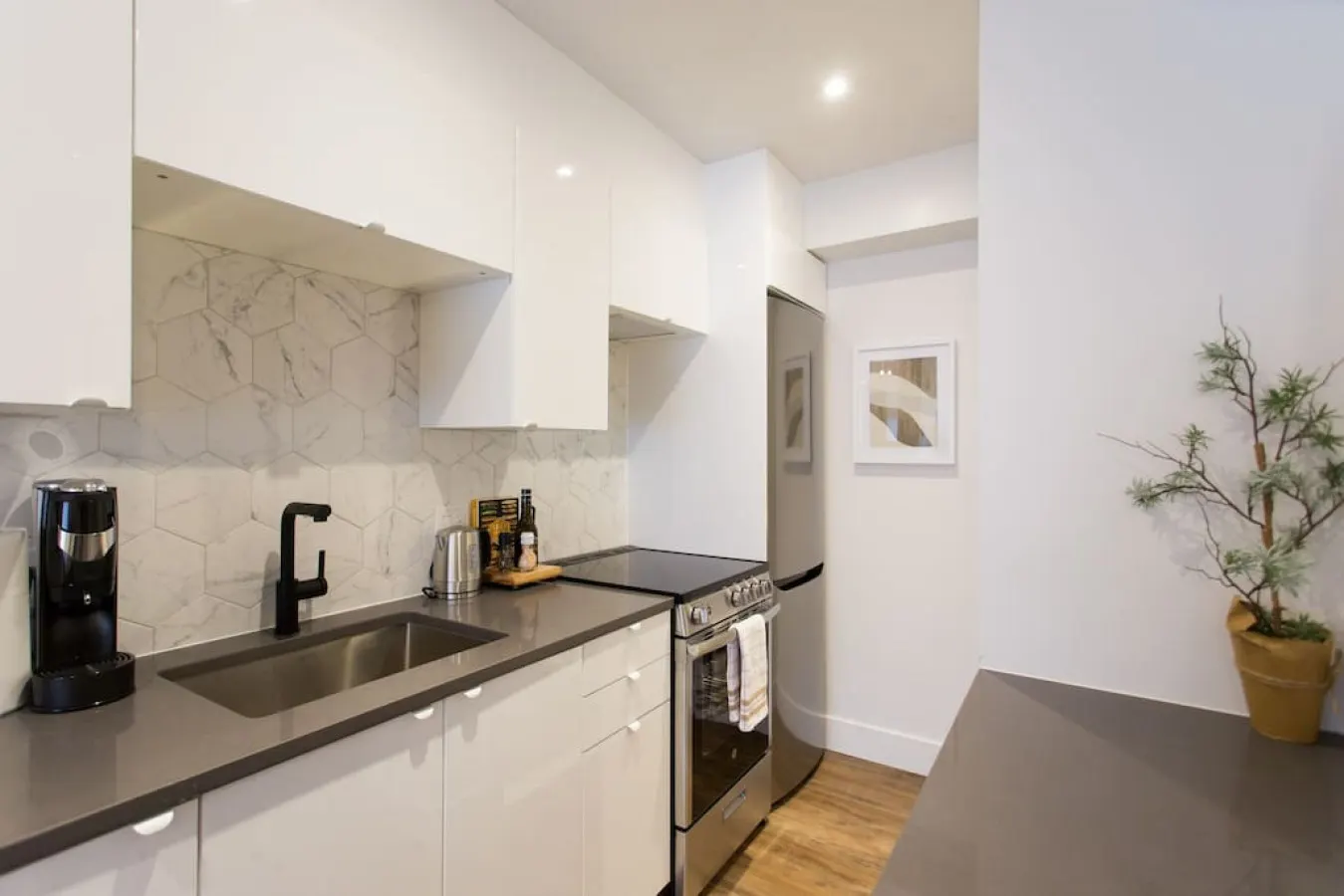Little Italy - Blue Oasis Studio with Full Kitchen and Bath - Unit 402 4