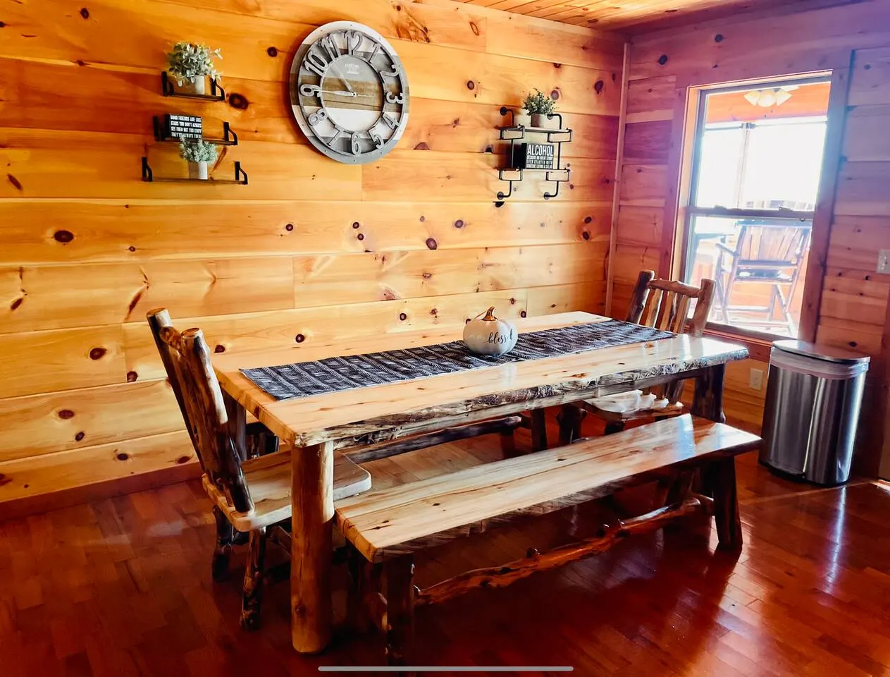 Great views-King beds-WIFI-ample parking-games 15