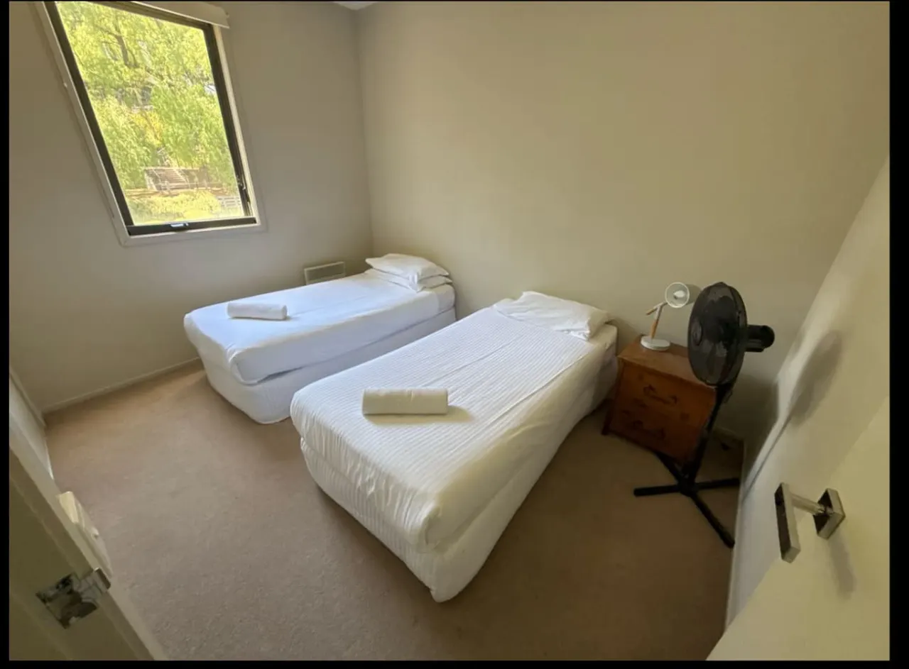 2 BR Apt in Charming Kensington 4