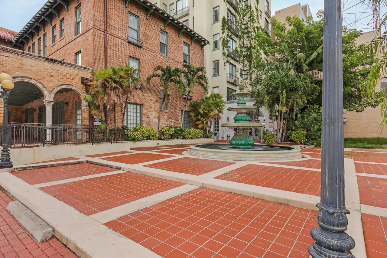 Casa Historia Sleek 2B apt UNIQUE spot downtown 5