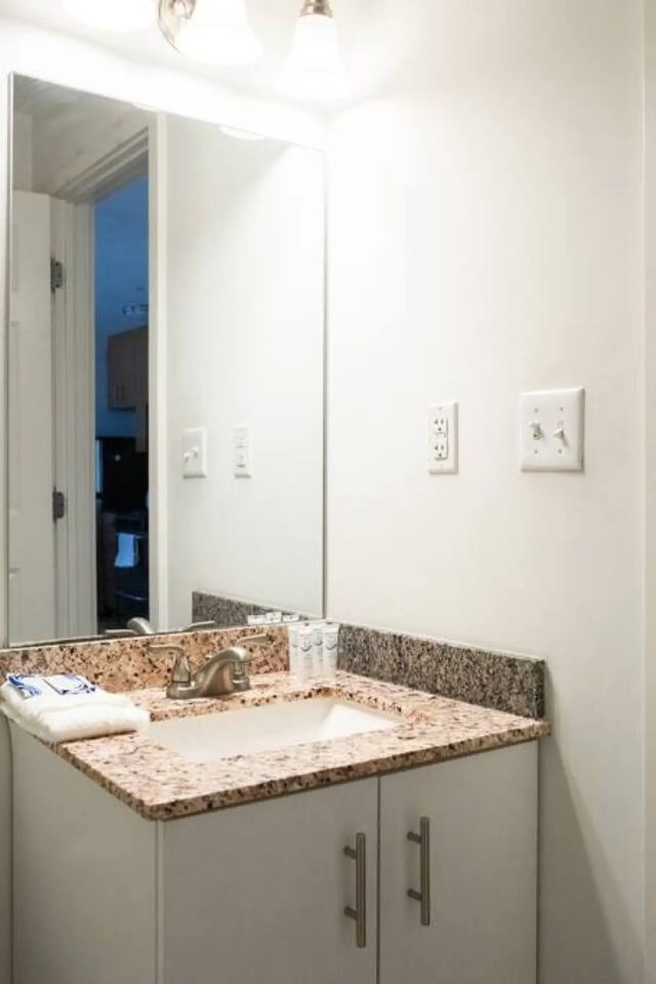Chic Studio Ideal for Nurses 7