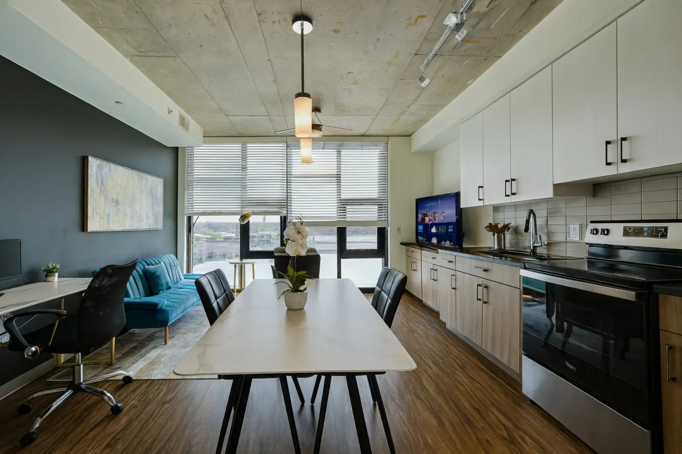Stylish 2BR | Rooftop Views + Sky Lounge — photo 4