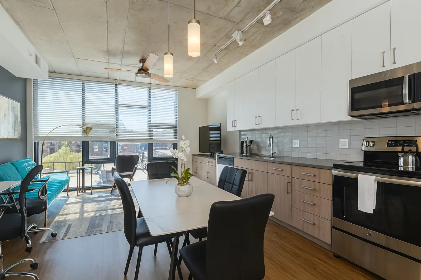Stylish 2BR | Rooftop Views + Sky Lounge — photo 5