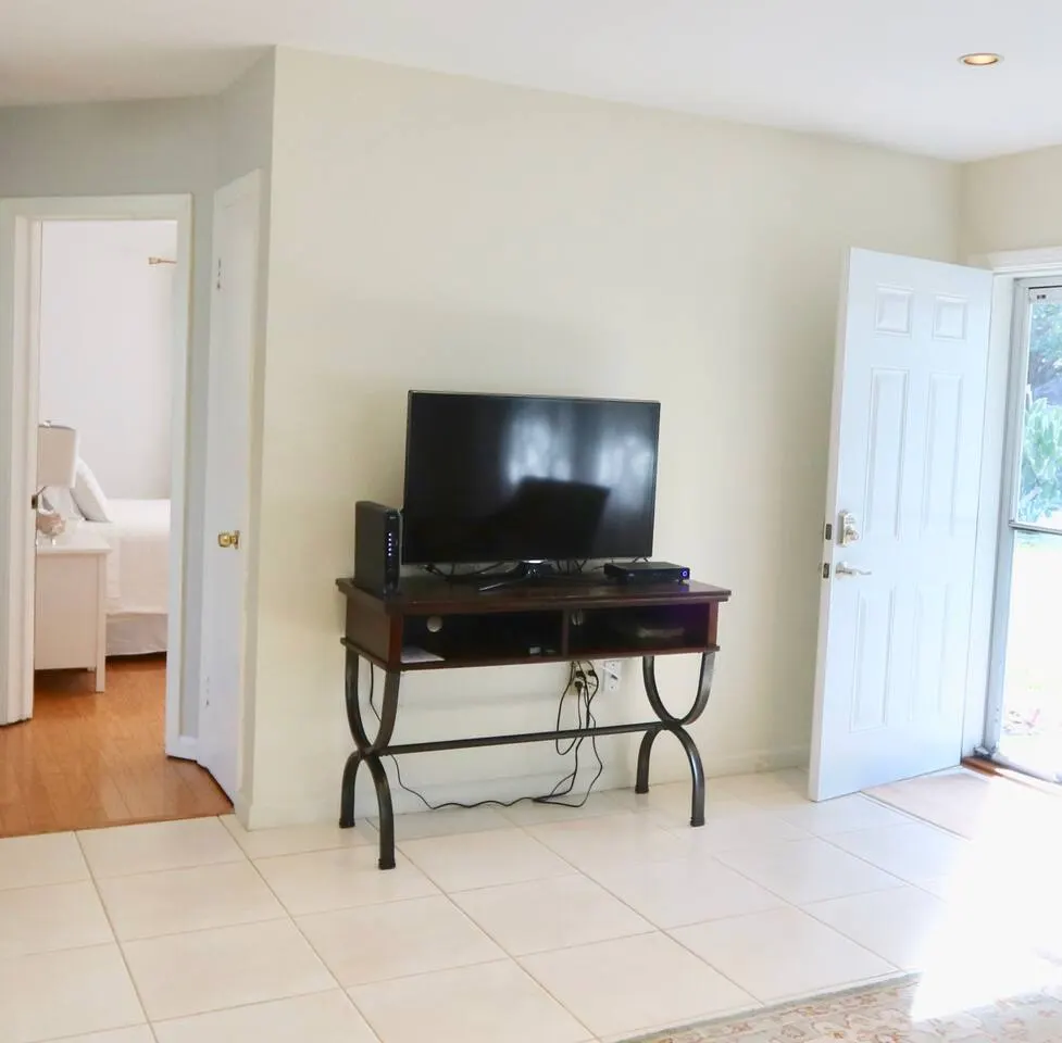 Mid-Century Retreat close to Everything 13