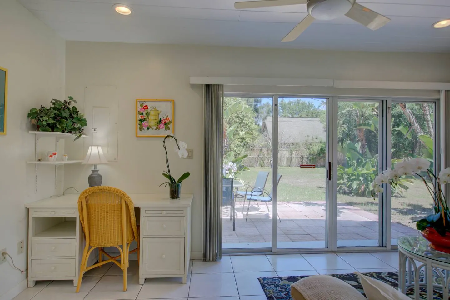 Mid-Century Retreat close to Everything 16