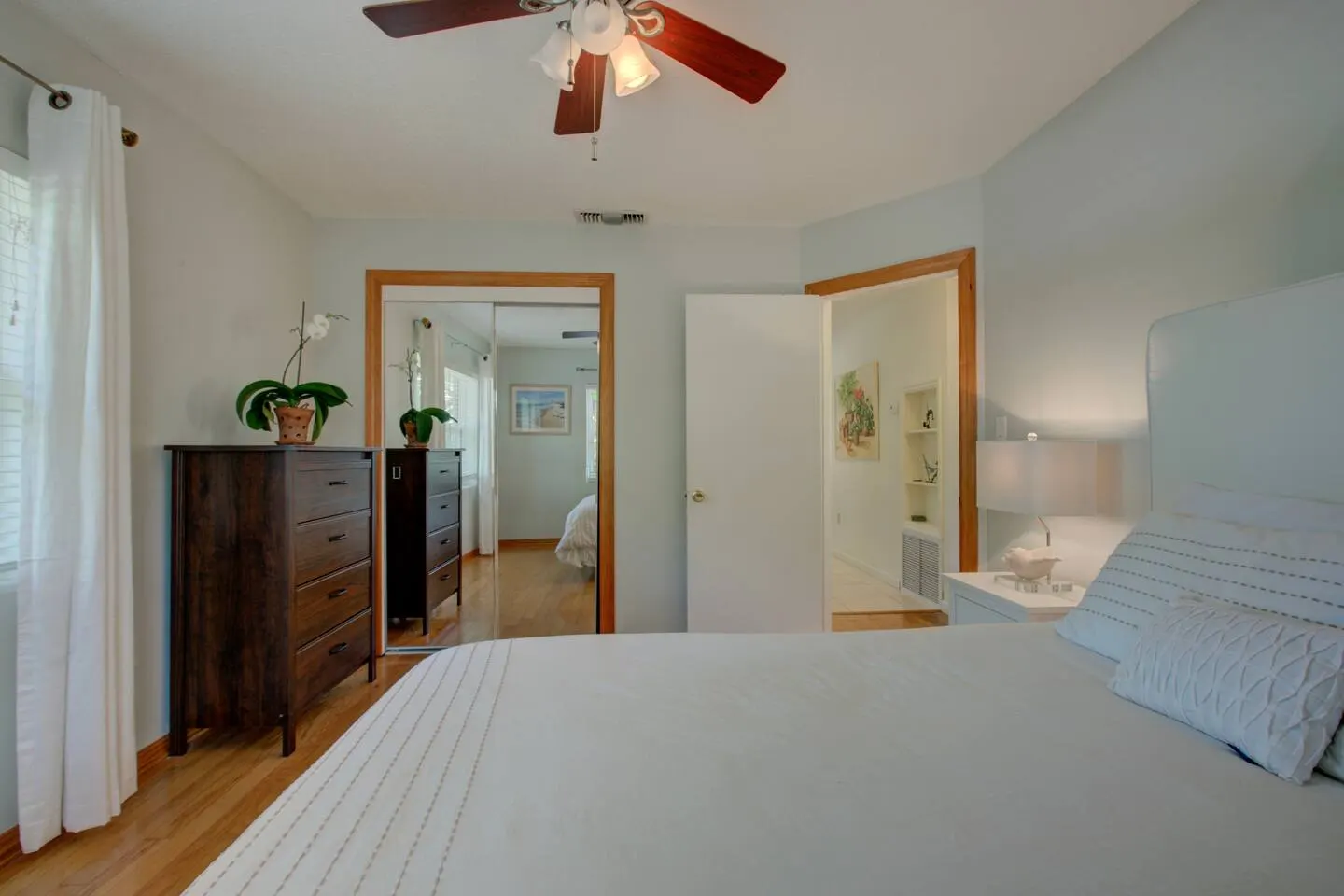 Mid-Century Retreat close to Everything. — photo 3