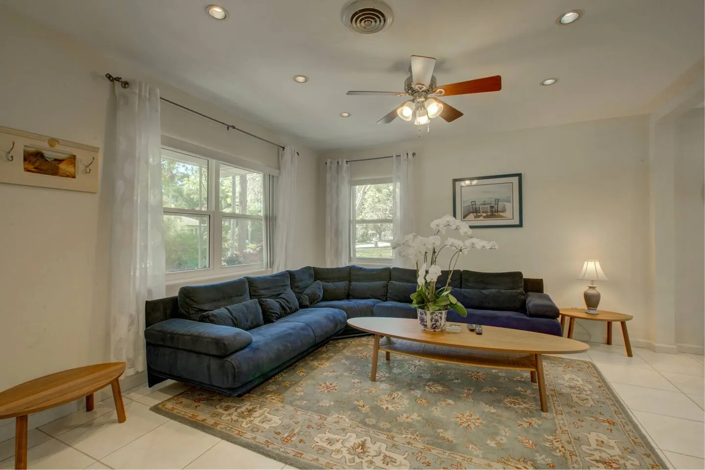 Mid-Century Retreat close to Everything 7