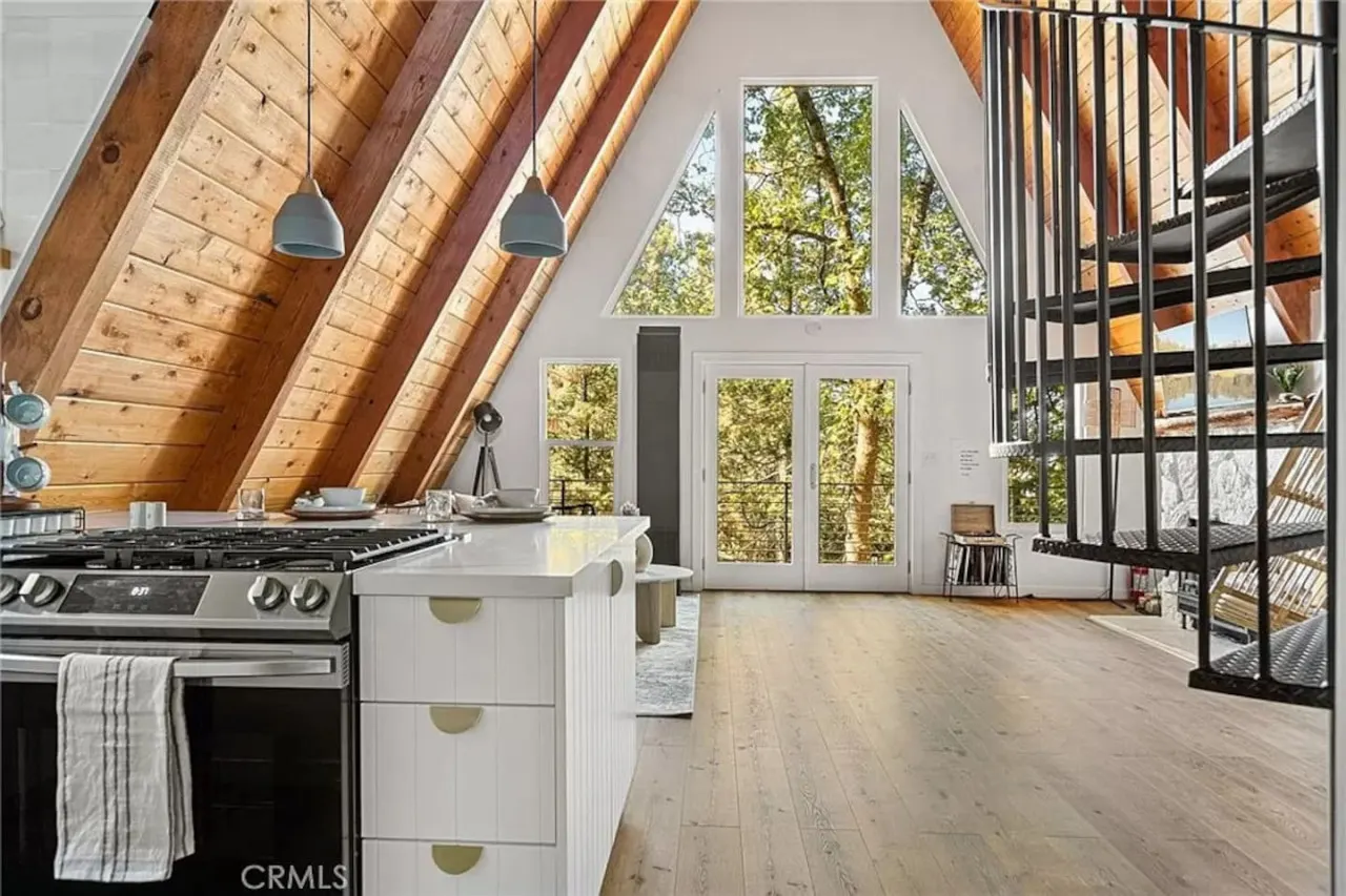 The Scandia “A-Frame Chalet” Fireplace & Hot tub 19