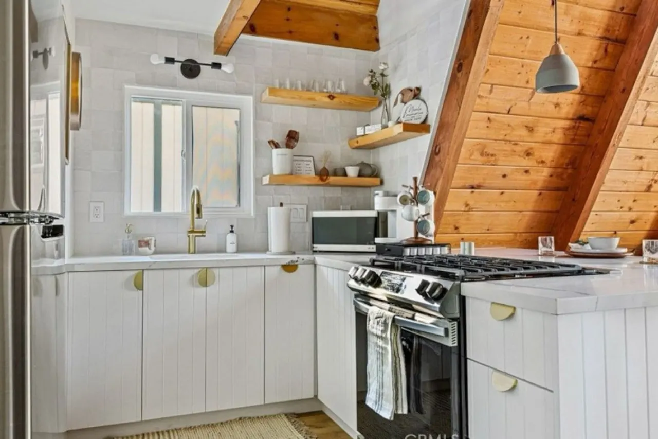 The Scandia “A-Frame Chalet” Fireplace & Hot tub 8
