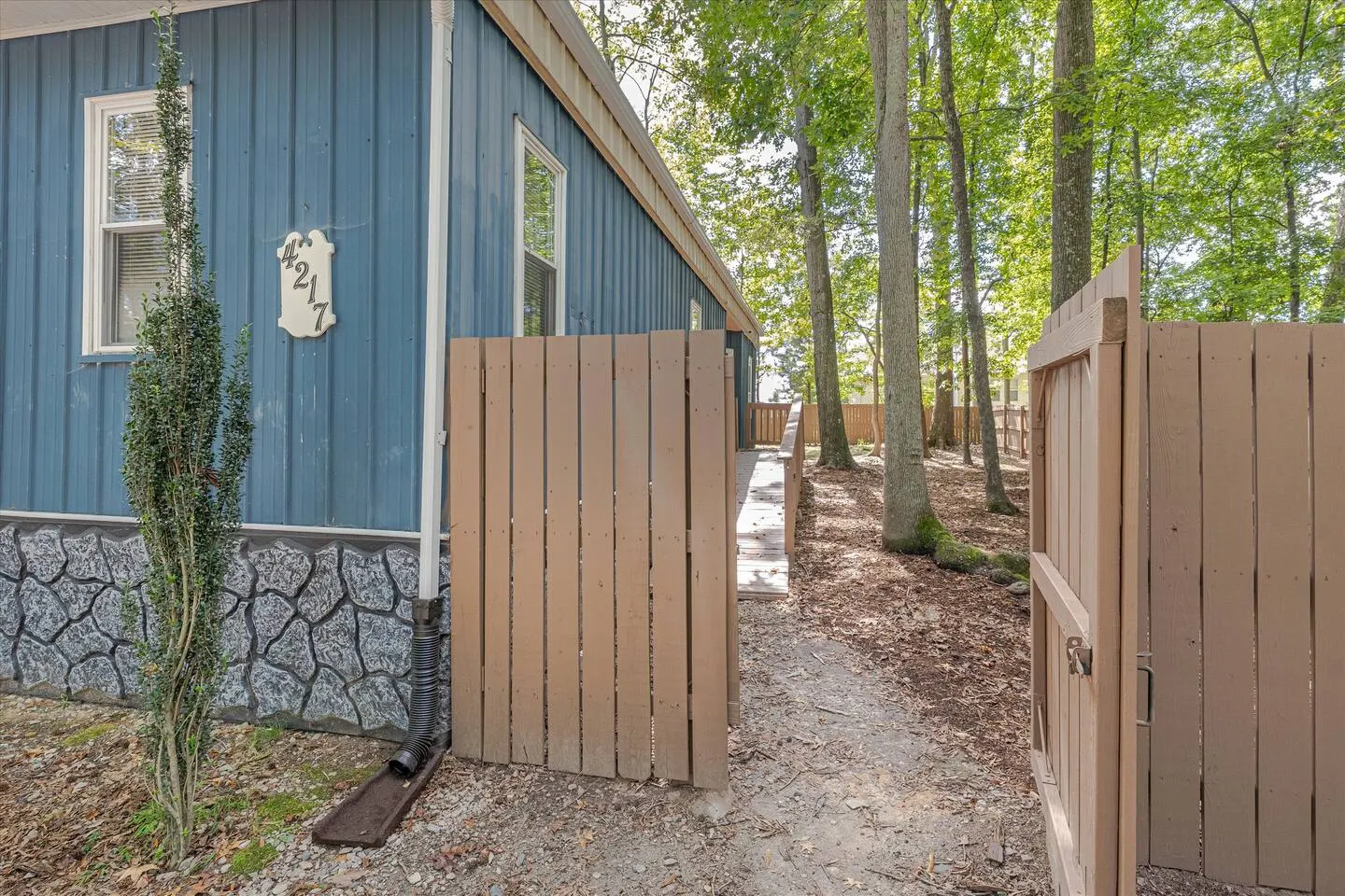 Duke Snuggle Bunker 1BR Fenced House 20