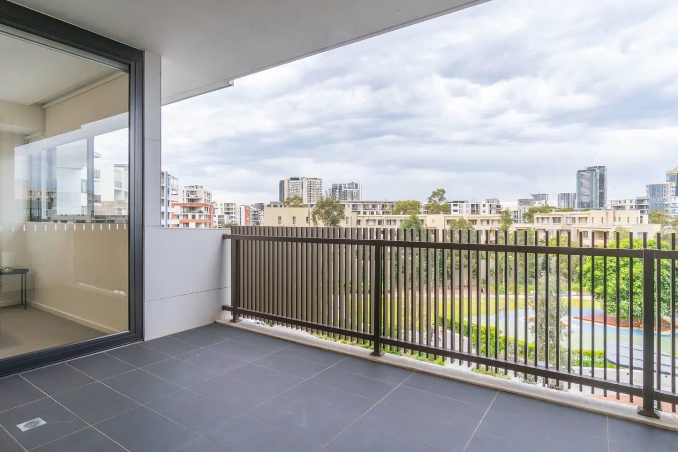W5| Wentworth point Charm 2 Bed with 1 Car Space — photo 2
